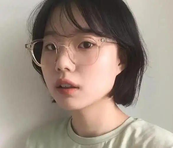 戴眼镜女生的短发仙气十足
