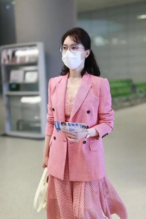 陈数穿出中年女人想要的高级感,粉色西装配格纹裙,减龄又高级|陈数|格