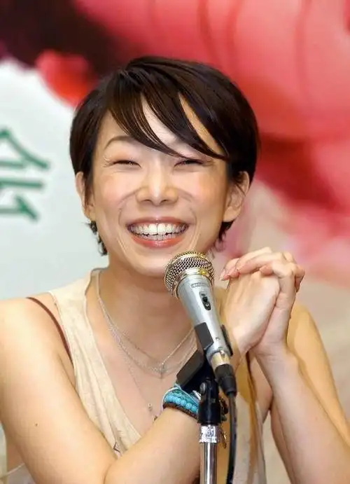 很有趣,这首歌是"前夫"音乐教父李宗盛为她写的;舞台上正在打鼓的是和