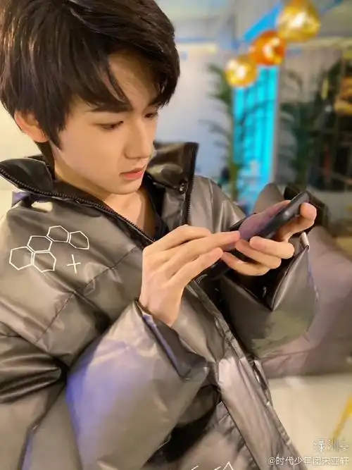 宋亚轩右脸自拍1 1