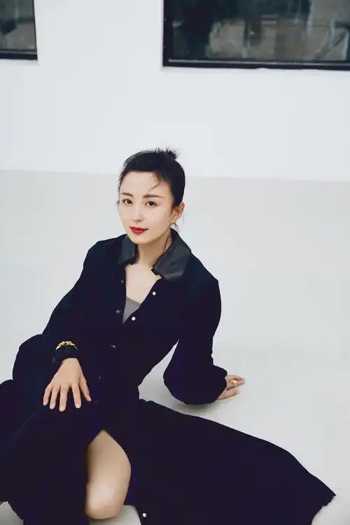 杨童舒质感写真曝光 清冷气质演绎极致美