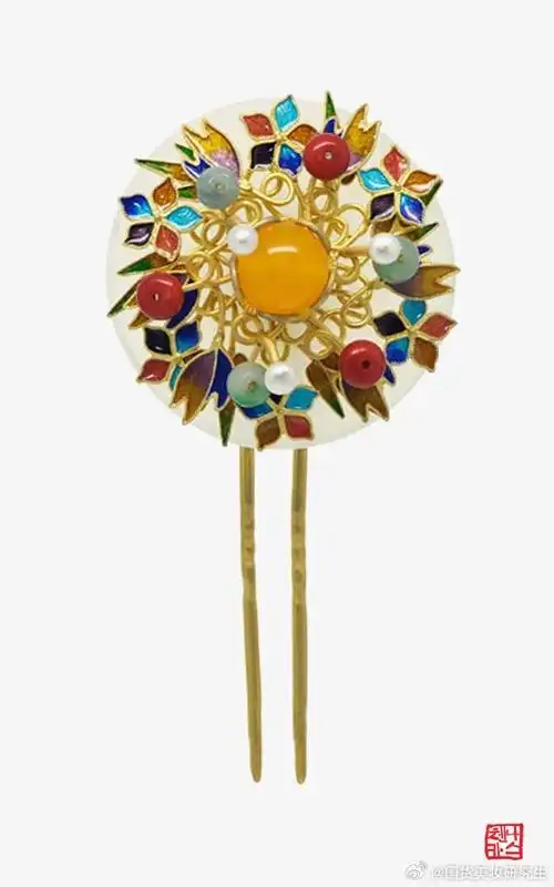 这款来自韩国当代首饰品牌的玉板簪,以其精美的设计和独特的韵味,成为