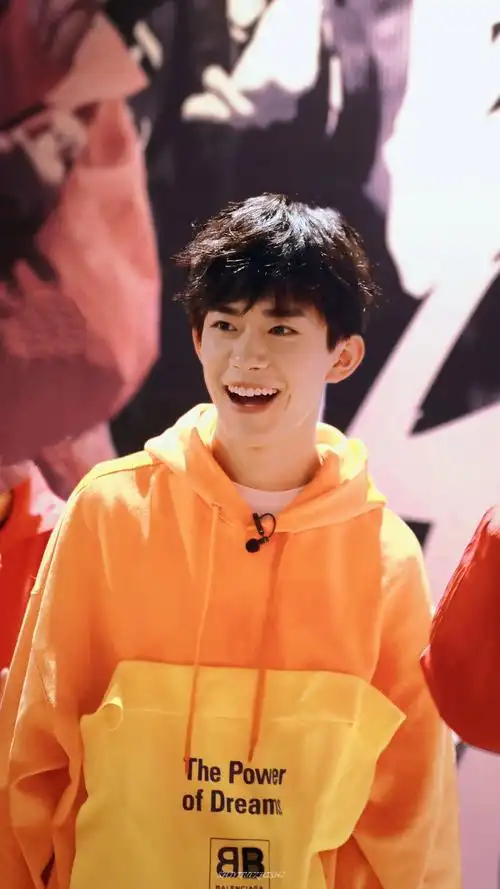 求易烊千玺笑得很开心的图片