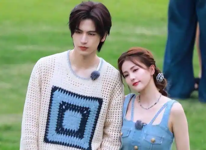 狗仔曝是张凌赫追的白鹿,因为事业上升期,被公司阻止而分手_情感_关系