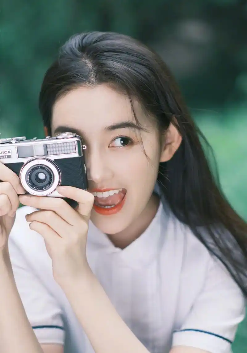 蒋依依最新校园风写真 —微卷长发,甜美的笑容,极具少女青春感!
