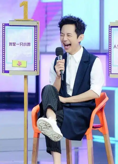 原创绅士是装不出来的何炅被女嘉宾托着摔倒手放位置暴露真相