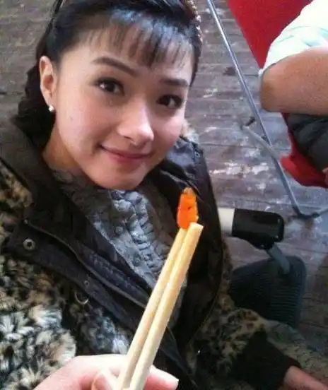 刚出道的万茜,在舞台上萌萌的,片场休息时一脸开心的吃水饺_时代_婚纱