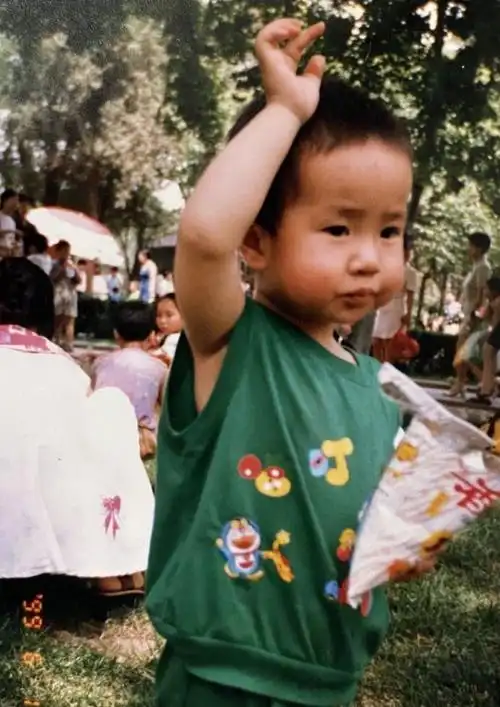 王一博小时候多可爱看了这些照片你还觉得他是酷盖吗