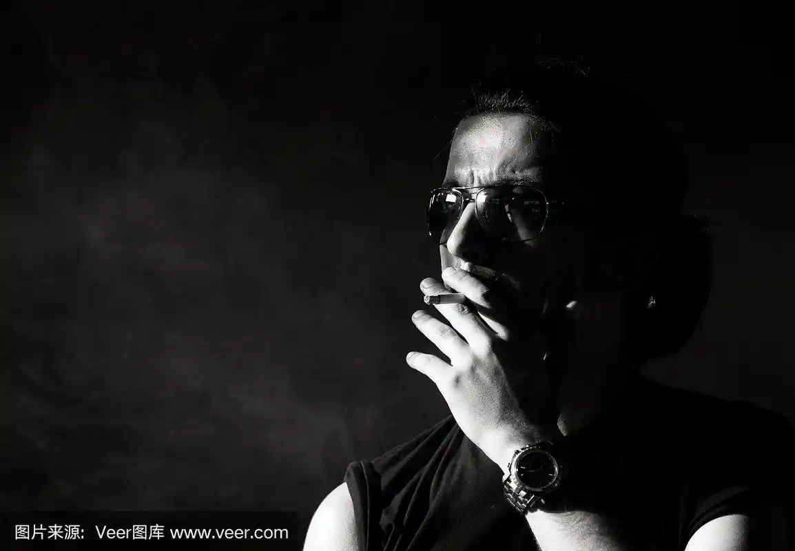 黑白照片中吸烟的年轻男性