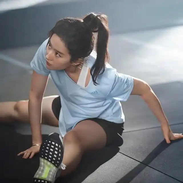 刘亦菲健身照被疯传,我却被她的手指头吸引,这美甲款式真绝了