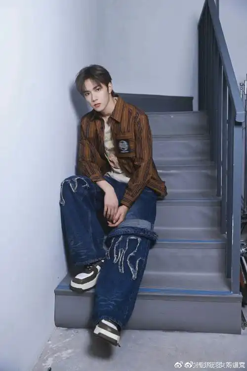 刘耀文主打一个反季节穿搭