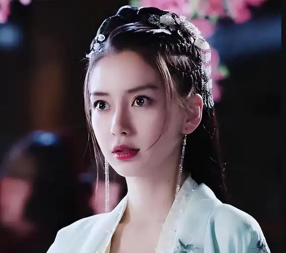 杨颖风波后首次现身时装周身穿旗袍彰显态度状态憔悴引热议