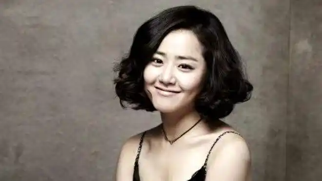 李爱贞:李爱贞在电视剧《蓝色生死恋》中饰演的是童年时的崔芯爱,13岁