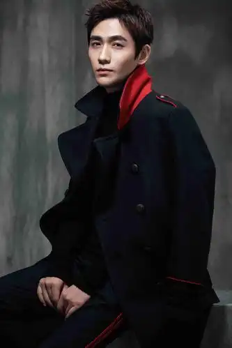 朱一龙曝暗夜版写真 气质冷峻显露王者之势