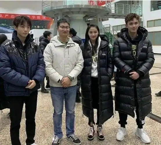 组图:王俊凯吴磊关晓彤同框生图曝光 仨人腼腆乖巧接地气