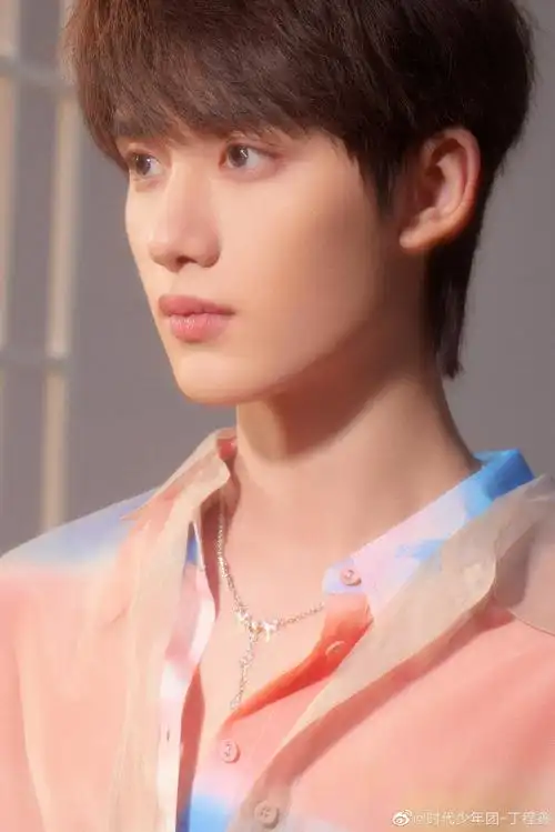 丁程鑫粉蓝渐变衬衫造型##丁程鑫光影暖意氛围感写真