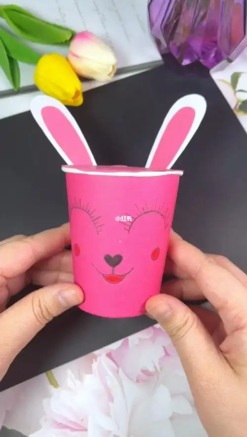 一次性纸杯别再扔了,用它做个可爱的小兔子存钱罐,孩子特别喜欢!