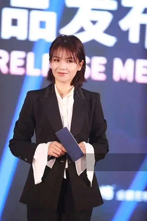 刘涛穿黑色西装现身活动打扮时尚干练 笑容灿烂少女感十足