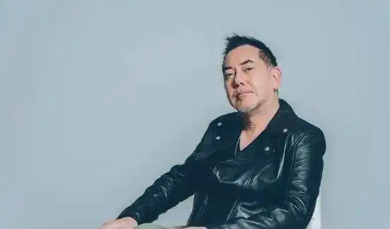 本以为刘德华够帅了!看到20岁的黄秋生才懂什么是神颜_香港_年代_观众