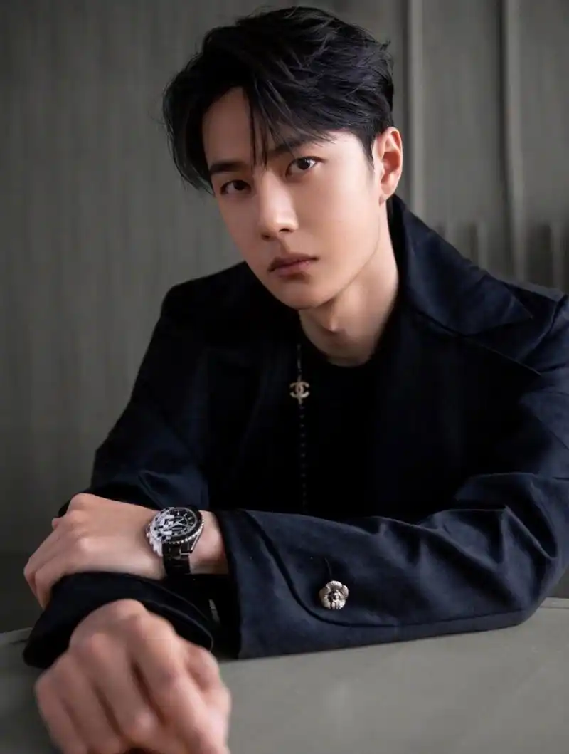 王一博香奈儿高级手工坊系列东京发布会造型,一件山茶花刺绣大衣,2023