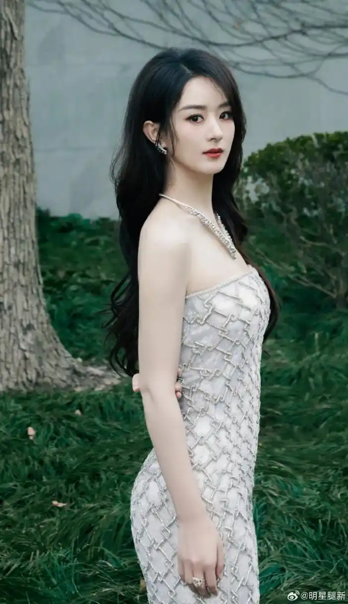 赵丽颖身穿镂空露肩晚礼服美腿线条