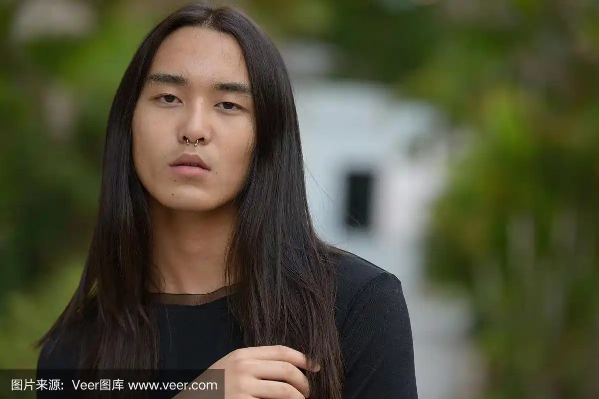 在户外留长发的亚洲男人