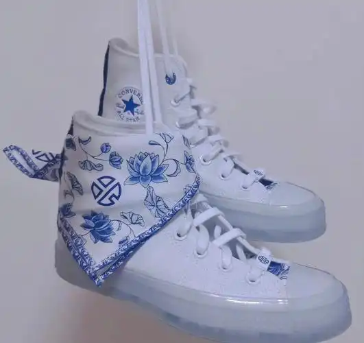 出张艺兴联名匡威青花瓷