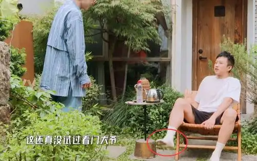 邓超穿着袜子满地跑,当镜头扫到他的脚底,网友:一个月没洗?