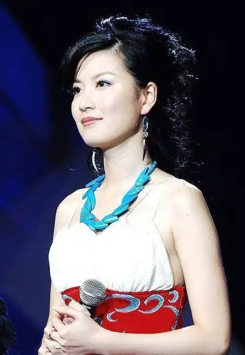 从陈蓉照片可以看得出来陈蓉生的是一对龙凤胎,一个带着粉色的小帽子