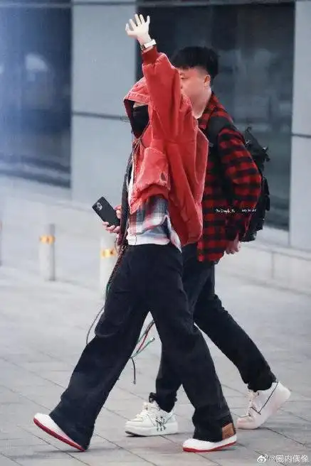 张艺兴今日长沙到达饭拍 红色外套内搭格子衫,伸手和粉丝打招呼了