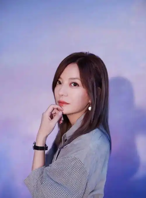 崔新琴年轻照片_叶德娴年轻照片_艾西瓦娅·雷年轻时候的照片 照片