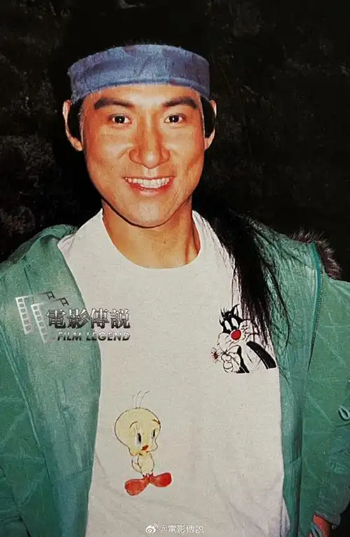 张学友超话1992年,#张学友#在电影《东成西就》的片场,这件tee好可爱.