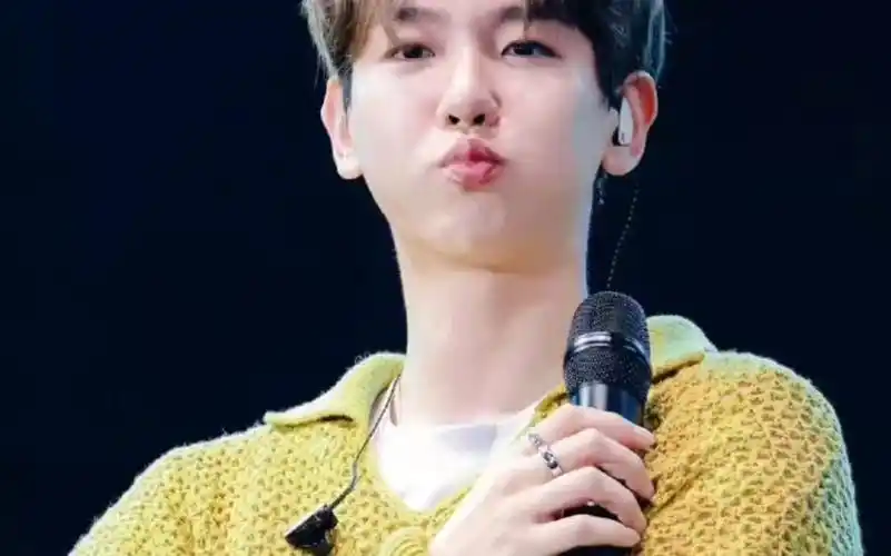 [边伯贤]嘟嘴的可爱宝宝,图源:水印(微博)