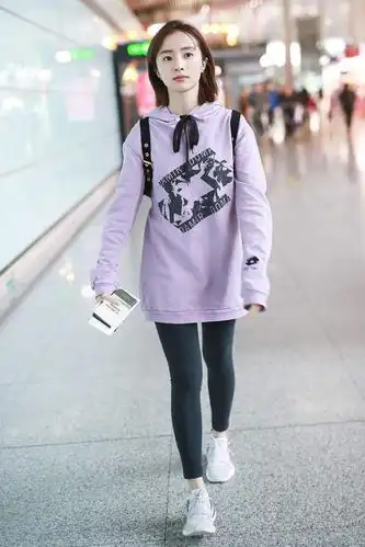 胡冰卿剪了刘海气质嫩不少穿身松垮保暖装打扮更像邻家小妹妹