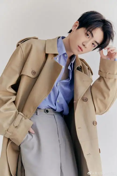 1998年8月12日出生于山东省,中国内地流行乐男歌手,词曲作者