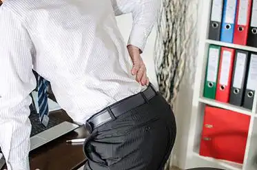 疲倦_男性_职员_痛苦_背影_白色背景_背景_高清图片_全景视觉