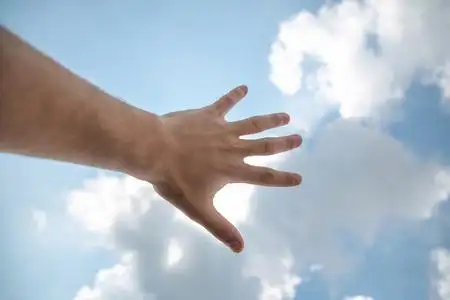 手放在蓝蓝的天空图片