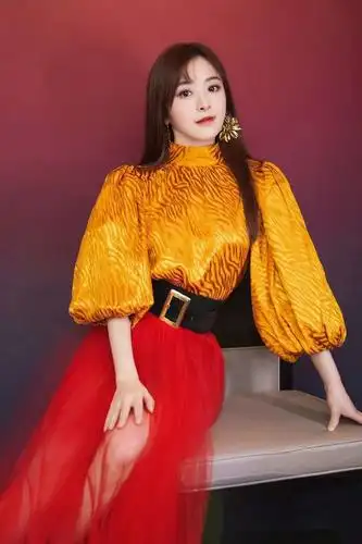 年会穿礼服就选张含韵这一身了,金 红是真好看