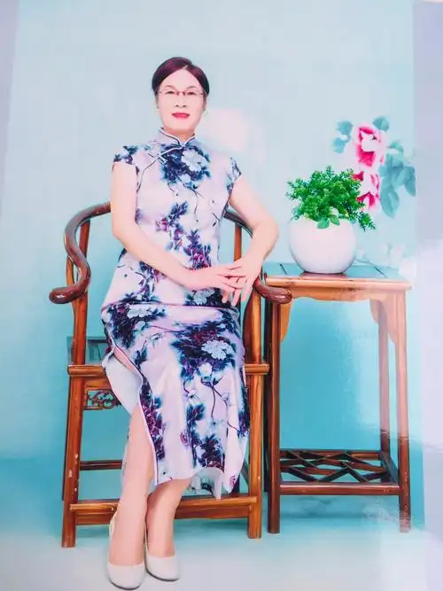 穿旗袍的女人必定内敛安静,高贵典雅.