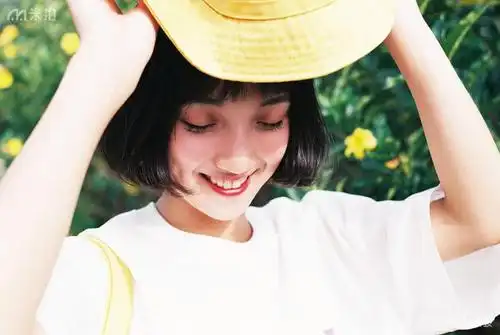 和短发少女的秋日约会,温暖的笑容十分治愈