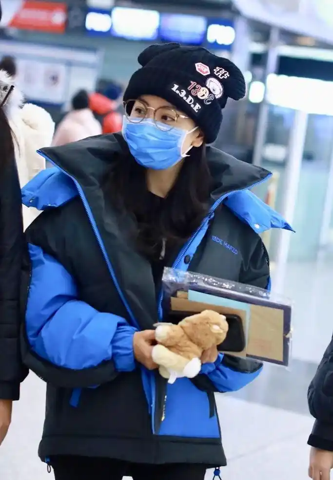 杨蓉现身机场,蓝黑拼色羽绒服搭配小黑裤,休闲温暖又显高!