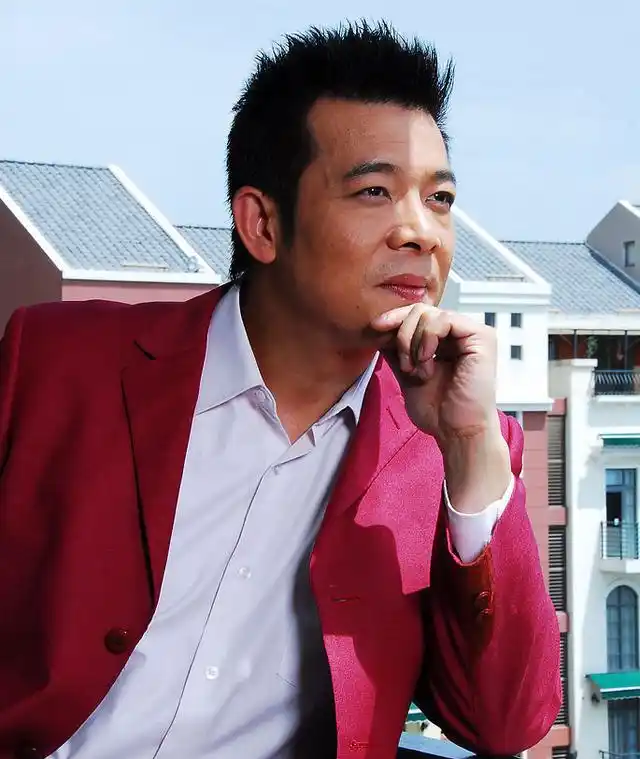 骆达华在荧屏上阴险冷峻,私底下却是一个十足的乐天派.