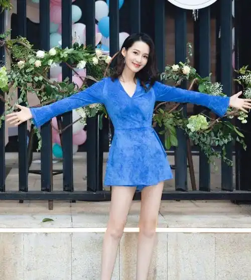 高颜值女神李沁再晒美照,一双美腿吸睛无数.没有架子接地气