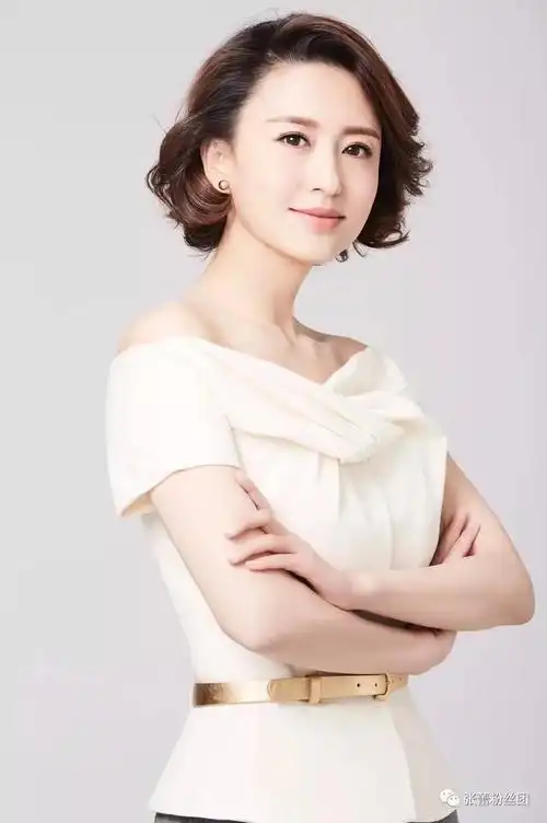 央视美女主持人张蕾:知性唯美写真