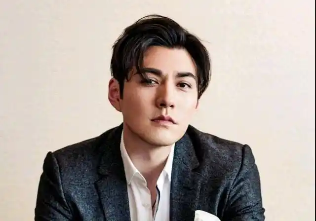 宝宝们,你们也喜欢严宽的建模脸吗?关注我,带你一起看明星!