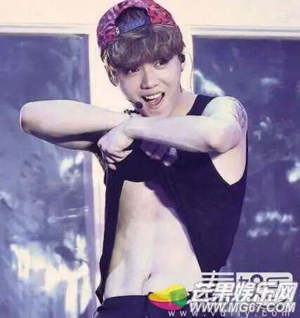 求伯贤露肌肉图!