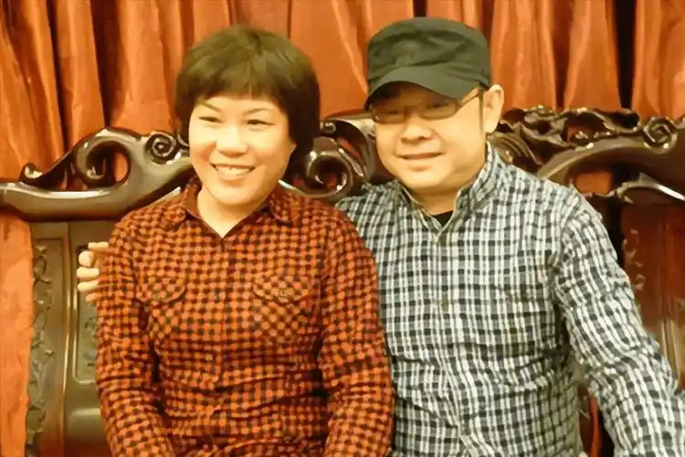 刀郎前妻杨娜:生下女儿40天跑路,丈夫再婚爆红后,她却找上门来_朱梅