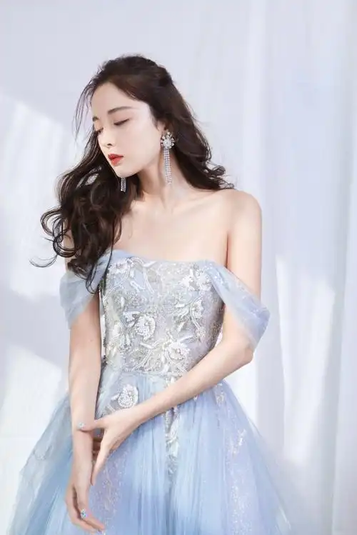 古力娜扎薄纱刺绣礼裙浪漫写真图片