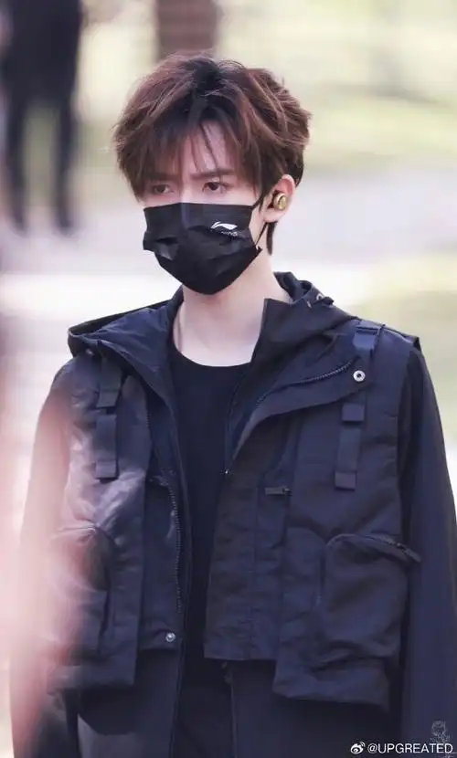 贺峻霖上身upgreated黑色都市机能马甲jk04化身黑色冷酷特工的超a贺哥