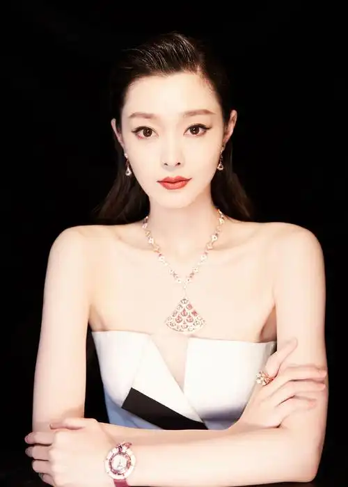 女演员宋轶甜美优雅性感时尚写真